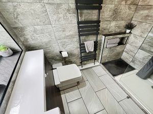 Shower room- click for photo gallery